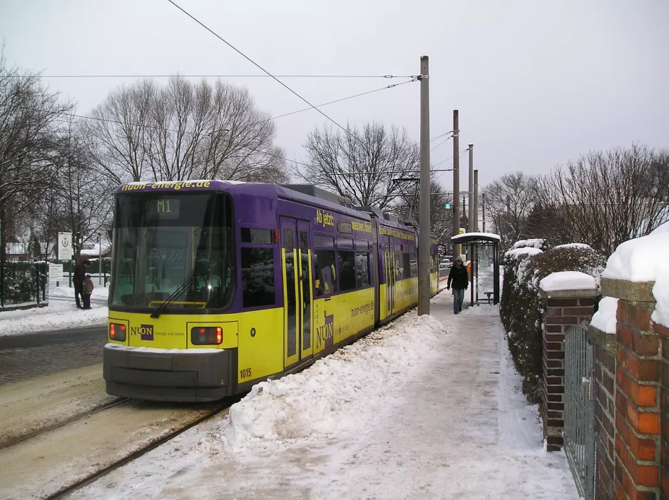 Berlin hurtiglinje M1 med lavgulvsledvogn 1015 ved Heinrich-Böll-Str. (2010)