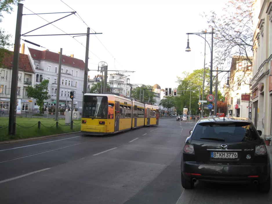 Berlin hurtiglinje M1 med lavgulvsledvogn 1037 på Breite Strasse (2016)