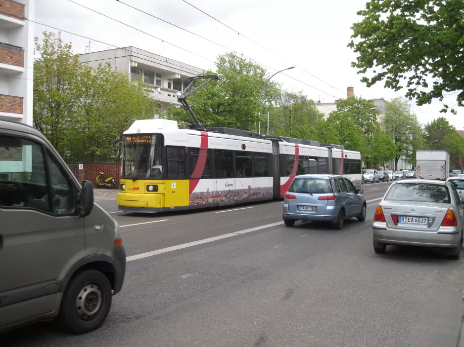 Berlin hurtiglinje M1 med lavgulvsledvogn 1513 nær Grabbeallè (2016)