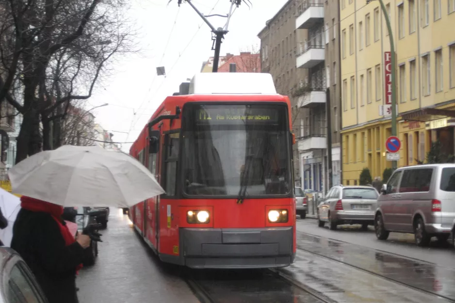 Berlin hurtiglinje M1 med lavgulvsledvogn 2040 nær Rosenthaler Platz (2007)