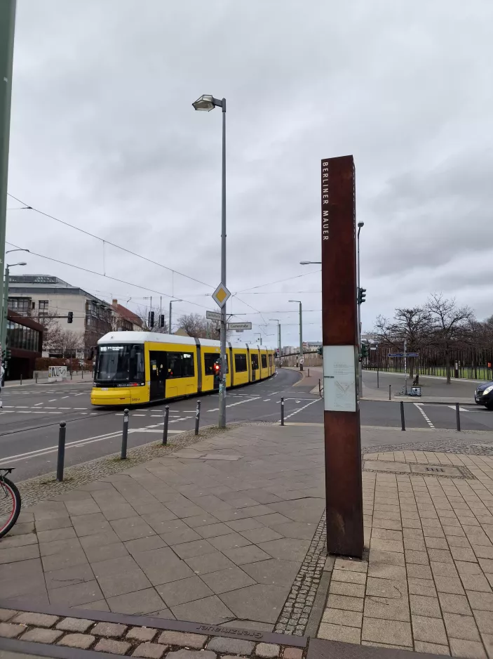 Berlin hurtiglinje M10 med lavgulvsledvogn 9150 nær S Nordbahnhof (2023)