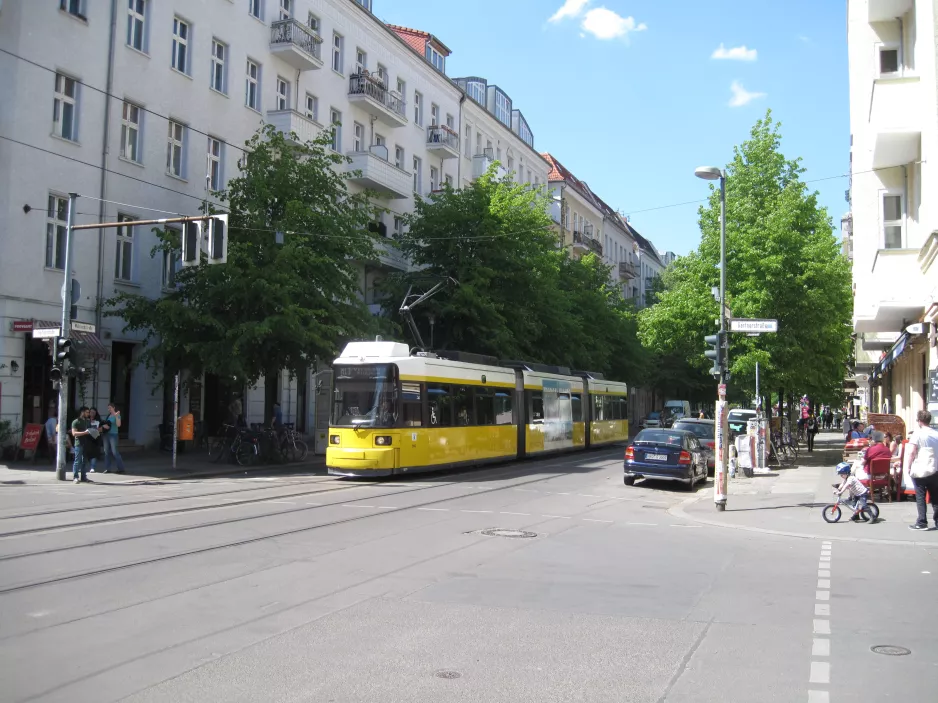 Berlin hurtiglinje M13 med lavgulvsledvogn 1071 tæt på Wühlischstr. / Gärtnerstr. (2016)