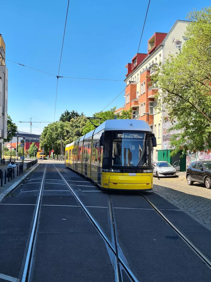 Berlin hurtiglinje M13 med lavgulvsledvogn 9120 ved S+U Warschauer Straße (2022)