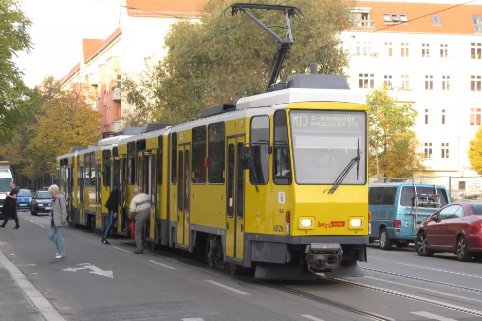 Berlin hurtiglinje M13 med ledvogn 6026 ved Wühlischstraße/Gärtnerstraße (2012)