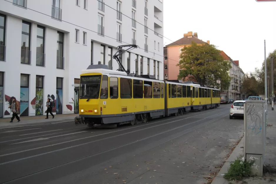 Berlin hurtiglinje M13 med ledvogn 7034 på Holteistr. (2012)