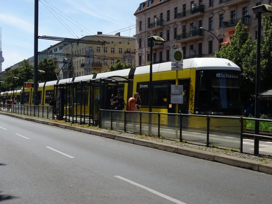 Berlin hurtiglinje M2 med lavgulvsledvogn 9075 ved Marienburger Straße (2024)