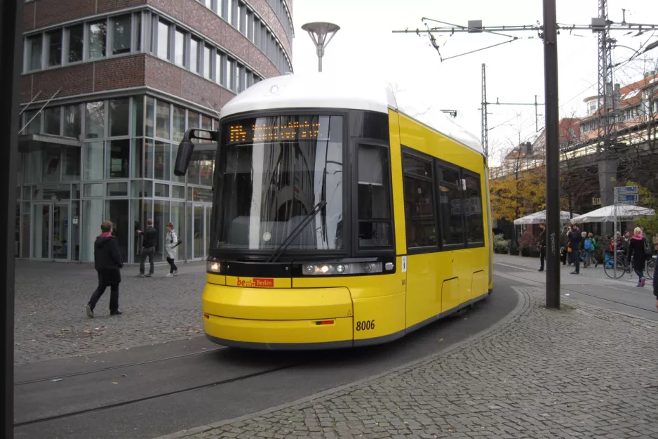 Berlin hurtiglinje M4 med lavgulvsledvogn 8006 på Neue Promenade (2012)