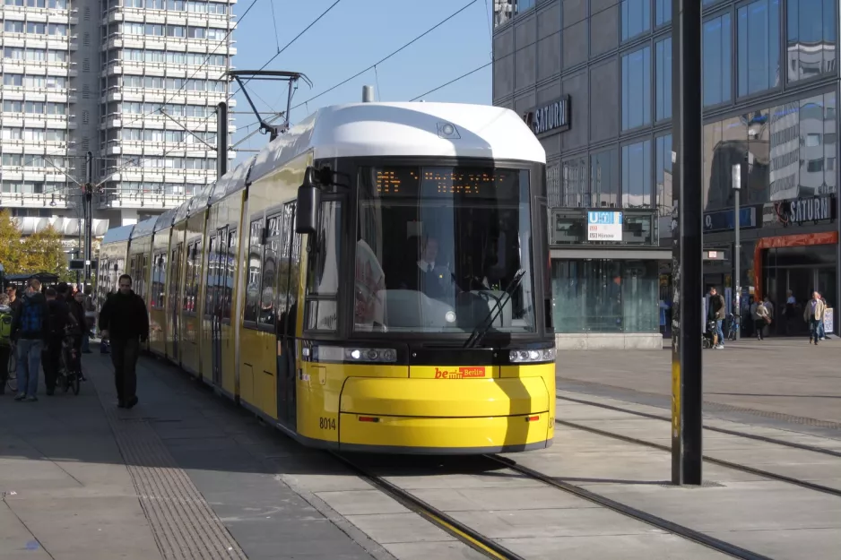 Berlin hurtiglinje M4 med lavgulvsledvogn 8014 nær S+U Alexanderplatz / Dircksenstr. (2012)