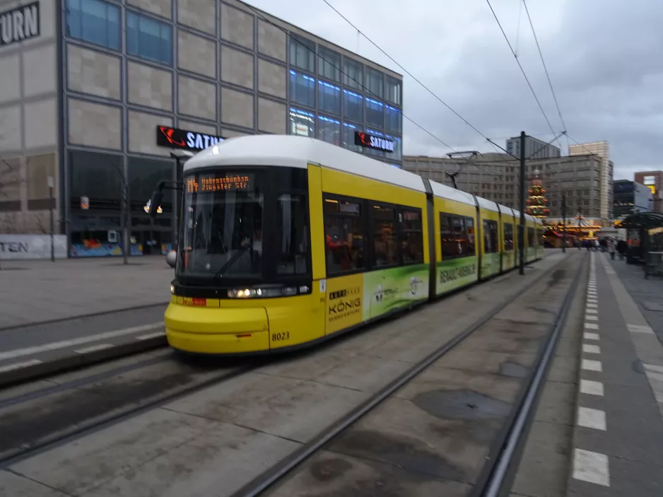 Berlin hurtiglinje M4 med lavgulvsledvogn 8023 ved U Alexanderplatz (2018)