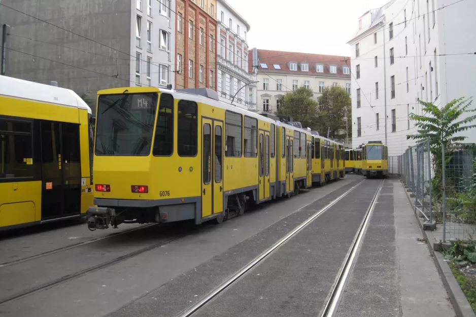 Berlin hurtiglinje M4 med ledvogn 6076 ved S Hackescher Markt (2012)