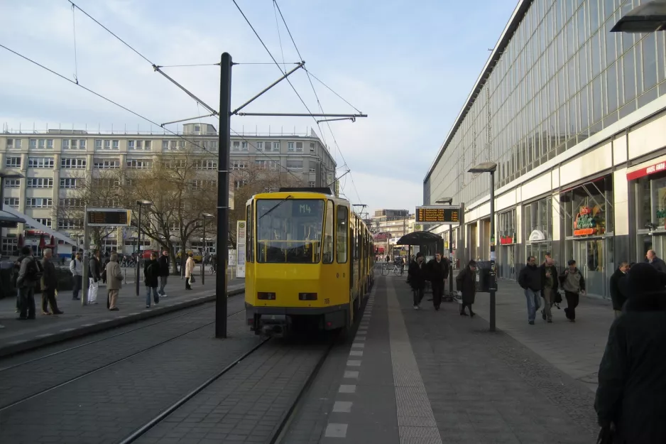 Berlin hurtiglinje M4 med ledvogn 7005 ved S+U Alexanderplatz/Gontardstraße (2007)