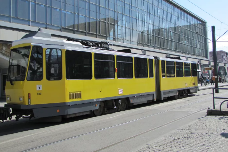 Berlin hurtiglinje M4 med ledvogn 7053 ved S+U Alexanderplatz/Gontardstraße (2011)