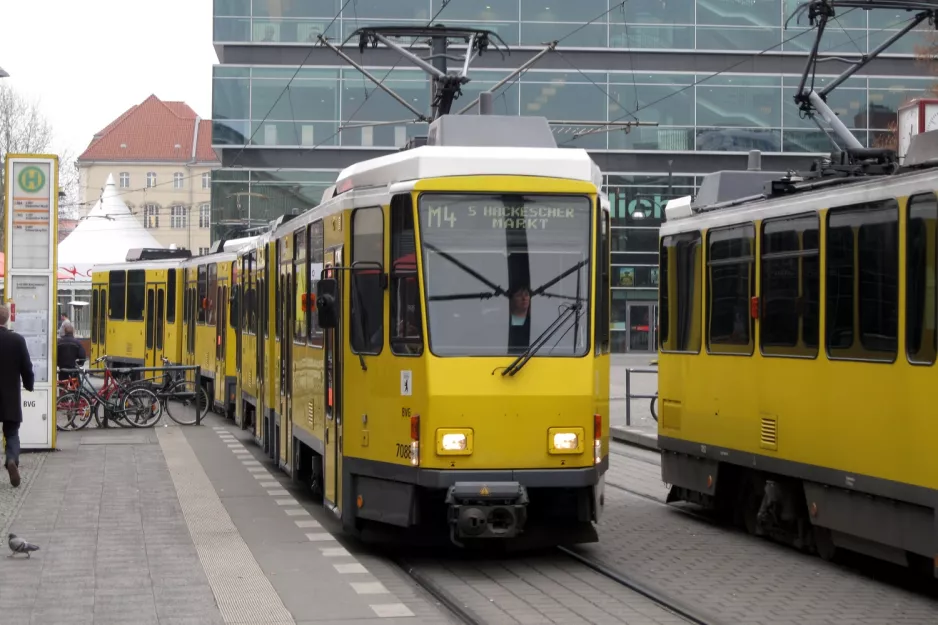 Berlin hurtiglinje M4 med ledvogn 7088 ved S+U Alexanderplatz/Gontardstraße (2010)