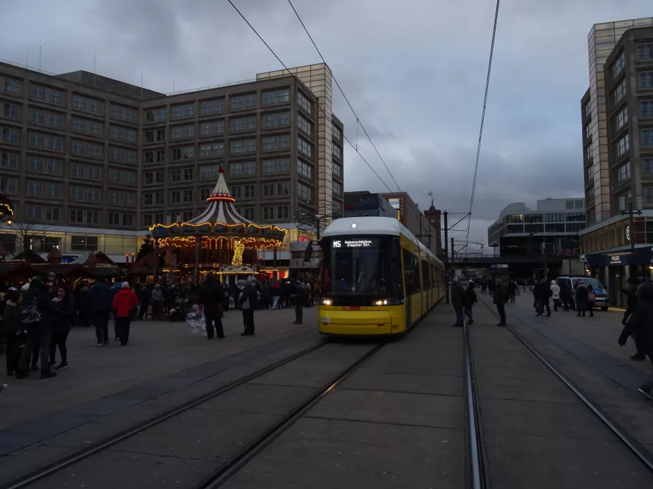 Berlin hurtiglinje M5 med lavgulvsledvogn 9090 på Alexanderplatz (2018)