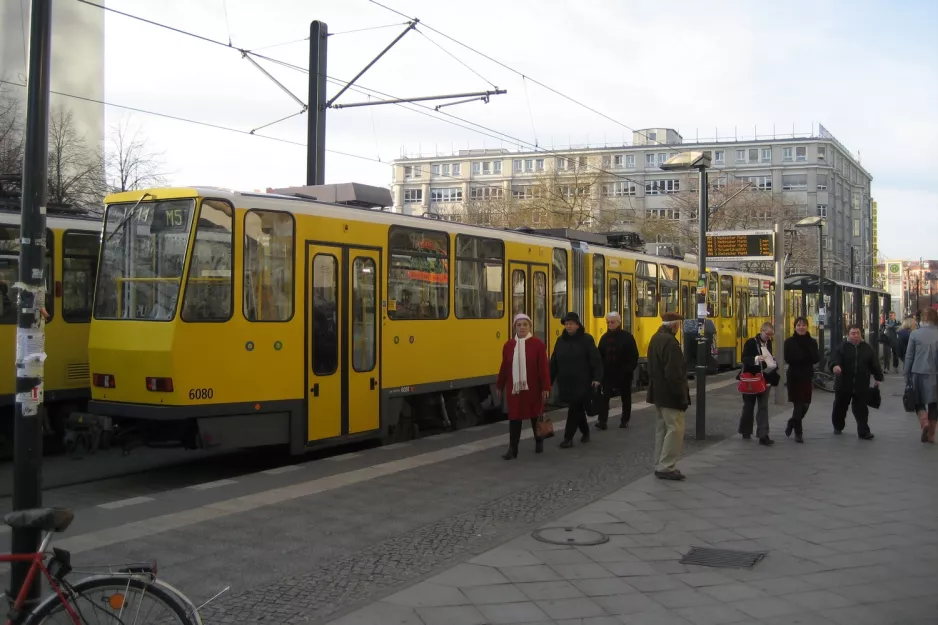 Berlin hurtiglinje M5 med ledvogn 6080 ved U Alexanderplatz (2007)