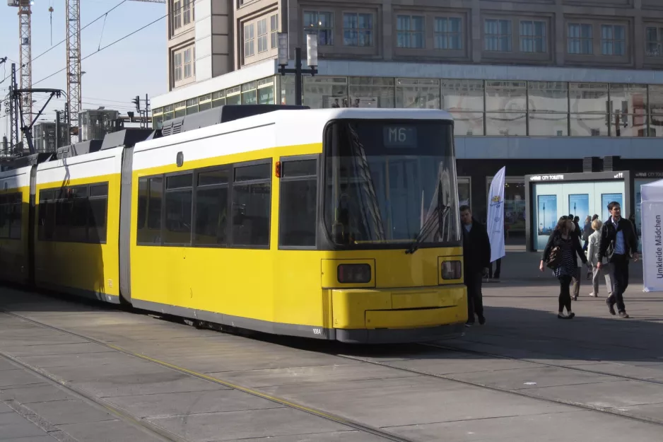 Berlin hurtiglinje M6 med lavgulvsledvogn 1084 på Alexanderplatz (2012)