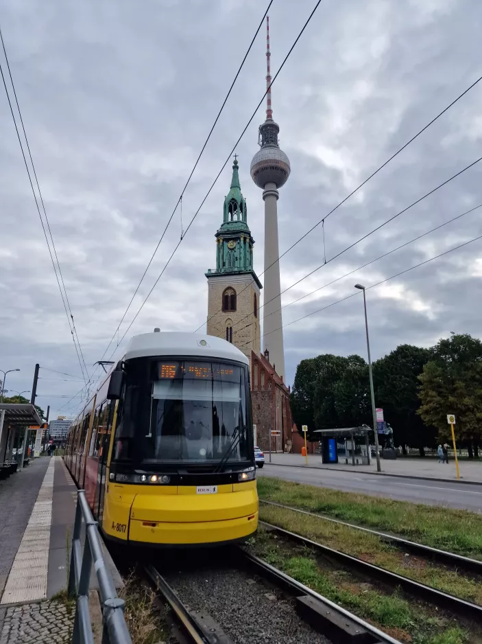 Berlin hurtiglinje M6 med lavgulvsledvogn 8017 ved Spandauer Str. / Marienkirche (2023)