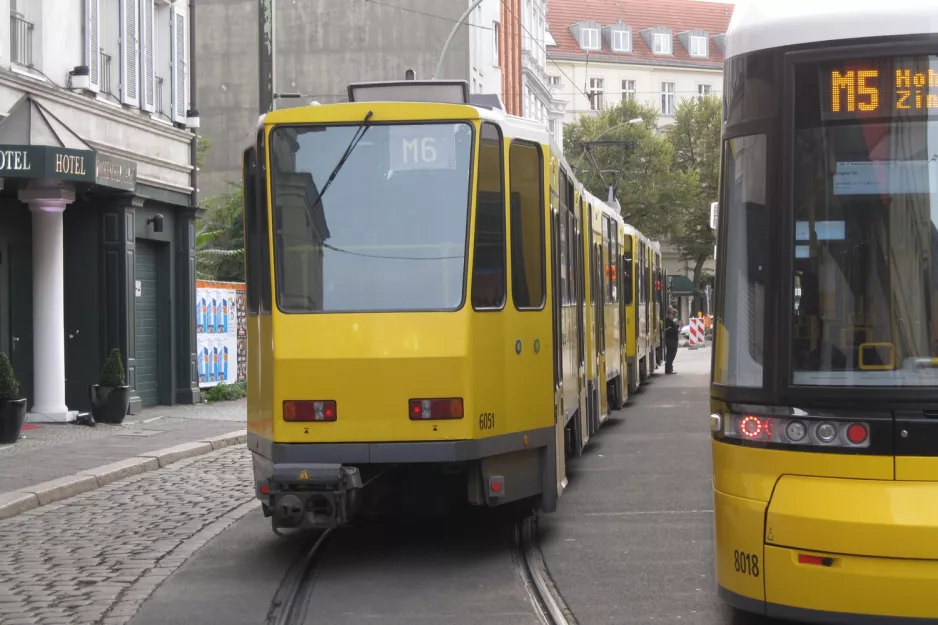 Berlin hurtiglinje M6 med ledvogn 6051 ved S Hackescher Markt (2012)