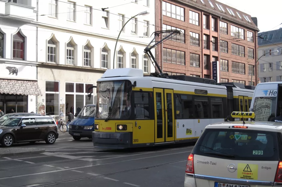 Berlin sporvognslinje 12 med lavgulvsledvogn 2013 nær Rosenthaler Platz (2012)