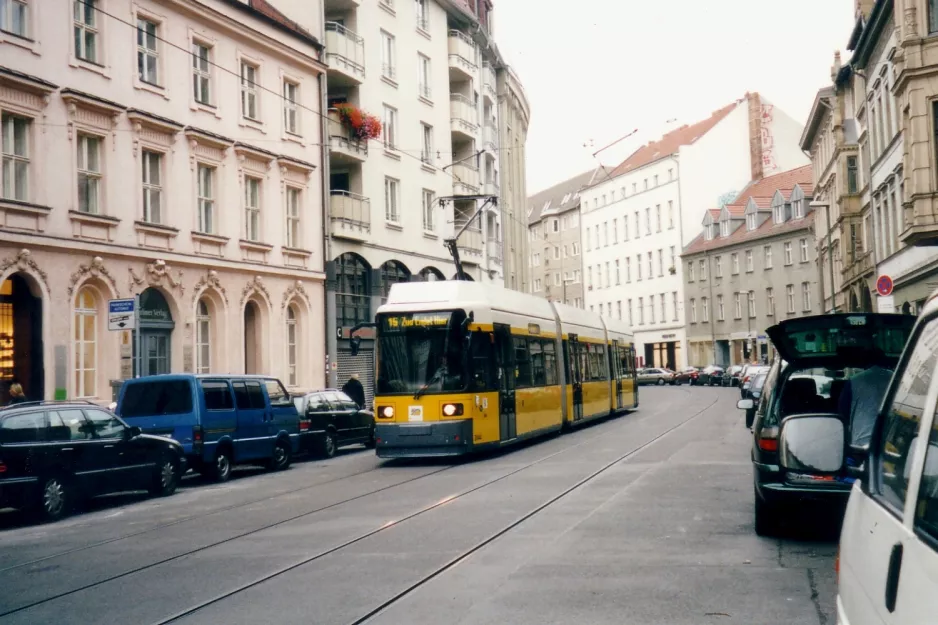 Berlin sporvognslinje 15 med lavgulvsledvogn 2044 nær Alte Schönhauser Straße (2002)