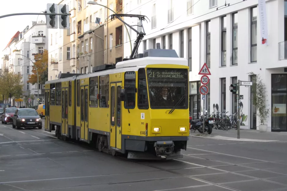 Berlin sporvognslinje 21 med ledvogn 6146 nær Holteistr. (2012)