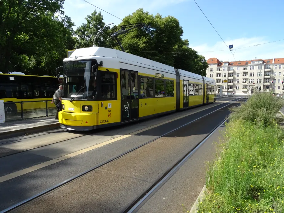 Berlin sporvognslinje 68 med lavgulvsledvogn 2243 ved Bahnhofstr. / Lindenstr. (2024)