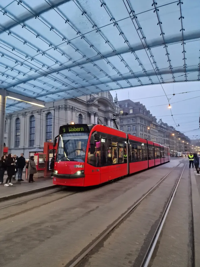 Bern sporvognslinje 9 med lavgulvsledvogn 764 ved Bahnhof (2024)