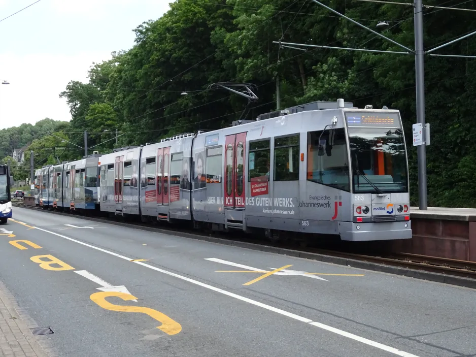 Bielefeld sporvognslinje 1 med ledvogn 563 ved Brackwede (2024)