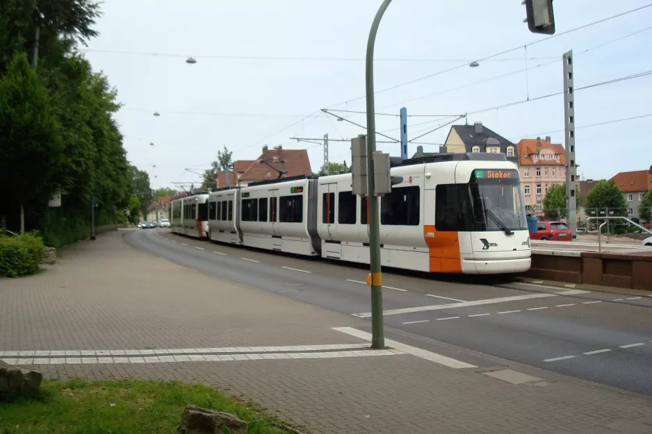 Bielefeld sporvognslinje 2 med ledvogn 5006 "Amt Jöllenbeck" ved Prießallee (2016)