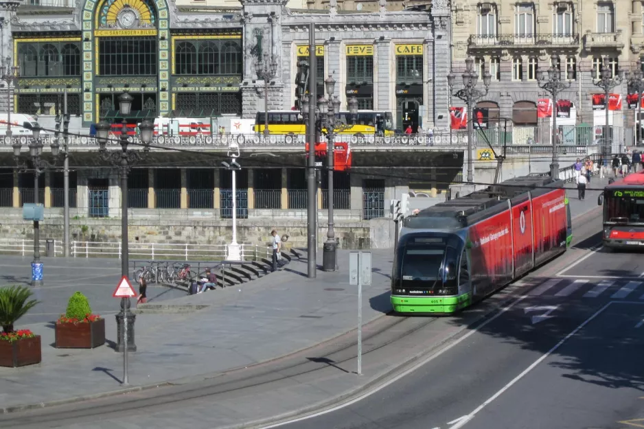 Bilbao sporvognslinje A med lavgulvsledvogn 405 nær Estación de La Concordia (2012)