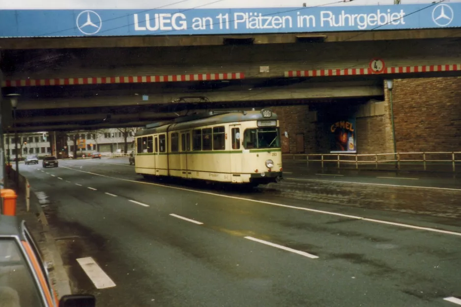 Bochum sporvognslinje 306 med ledvogn 263 nær Hauptbahnhof (1988)