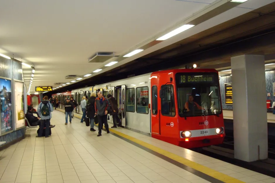 Bonn regionallinje 18 med ledvogn 2240 ved Dom/Hauptbahnhof (2008)