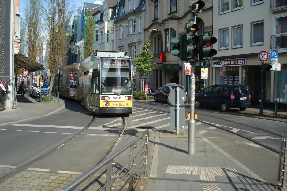 Bonn sporvognslinje 62 med lavgulvsledvogn 9464 tæt på Konrad-Adenauer-Platz (2014)