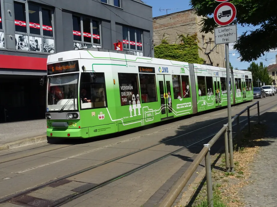 Brandenburg an der Havel sporvognslinje 6 med lavgulvsledvogn 101 ved Jacobstr. (2024)