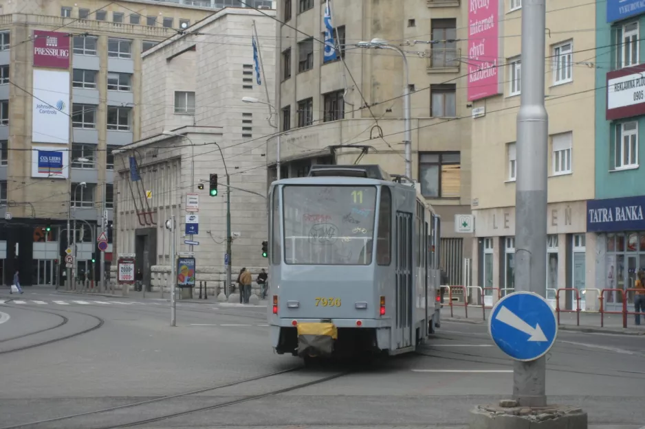 Bratislava sporvognslinje 11 med motorvogn 7936 på Námestie SNP (2008)