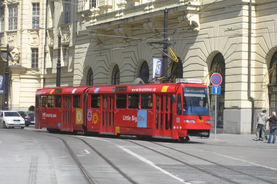 Bratislava sporvognslinje 13 med ledvogn 7108 på Jesenského (2008)