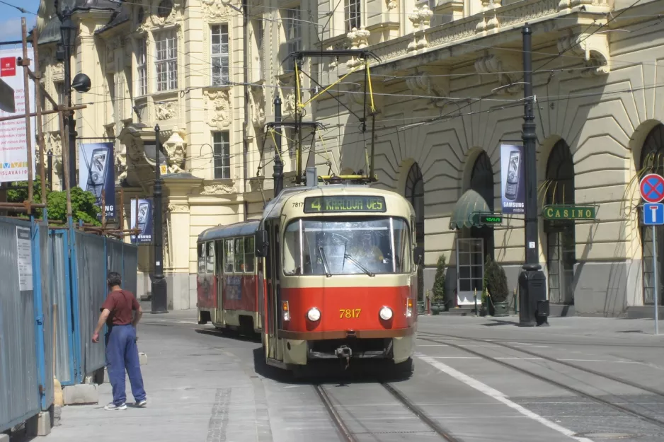 Bratislava sporvognslinje 4 med motorvogn 7817 på Jesenského (2008)