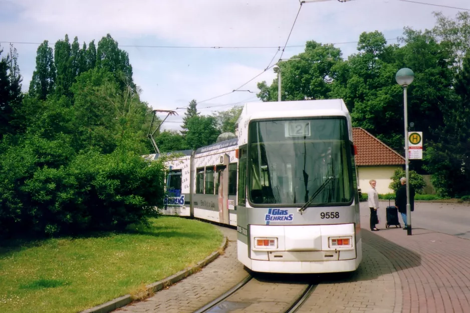 Braunschweig sporvognslinje 2 med lavgulvsledvogn 9558 ved Helmstedter Str. (Krematorium) (2006)