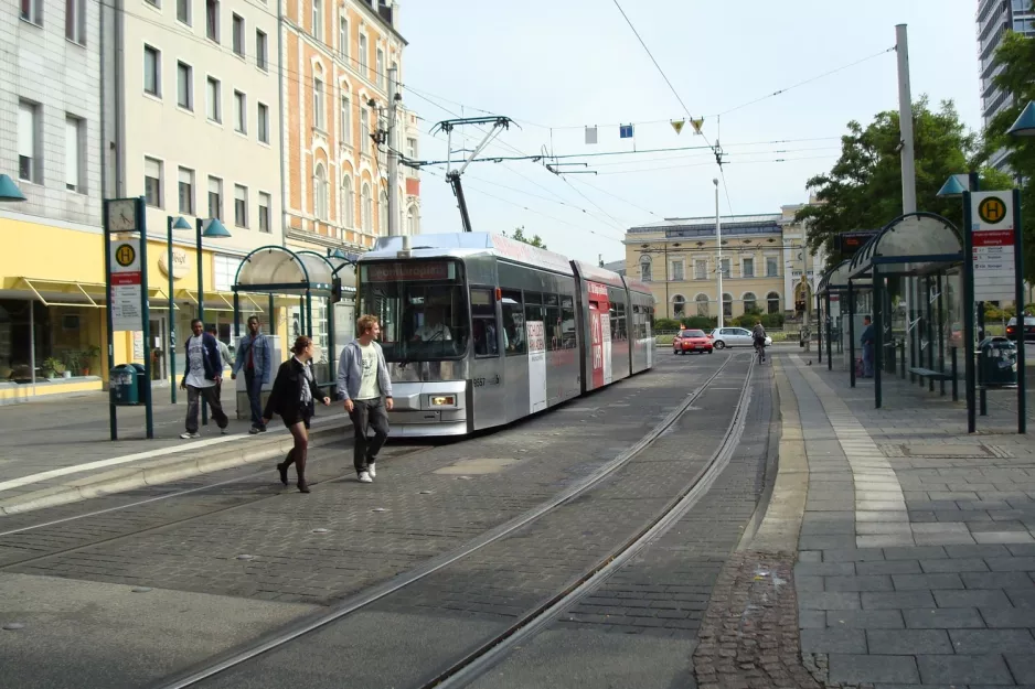 Braunschweig sporvognslinje 5 med lavgulvsledvogn 9557 ved Freiederich-Wilhelm-Platz (2008)