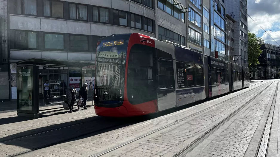 Bremen lavgulvsledvogn 3217 ved Am Brill (Hutfilter-/Obernstraße) (2022)