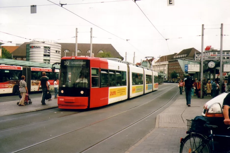 Bremen sporvognslinje 10 med lavgulvsledvogn 3008 ved Hauptbahnhof (2007)