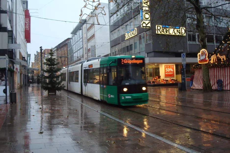 Bremen sporvognslinje 2 med lavgulvsledvogn 3004 på Obernstr. (2012)