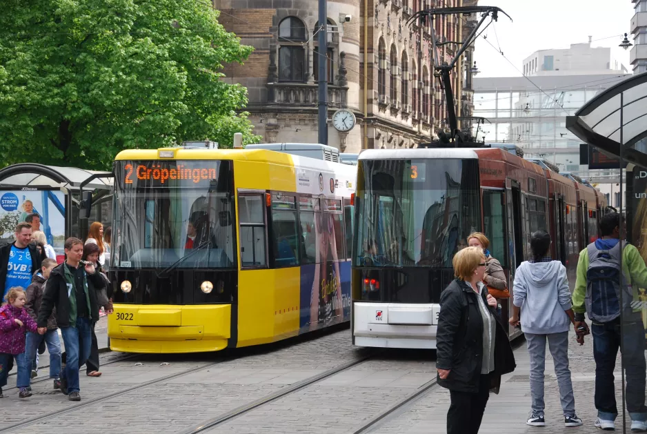 Bremen sporvognslinje 2 med lavgulvsledvogn 3022 ved Domsheide (2014)