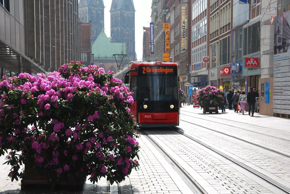 Bremen sporvognslinje 2 med lavgulvsledvogn 3025 på Obernstraße (2014)