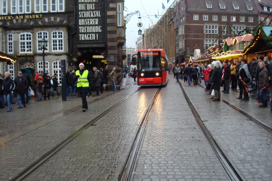 Bremen sporvognslinje 2 med lavgulvsledvogn 3027 nær Obernstr. (2012)