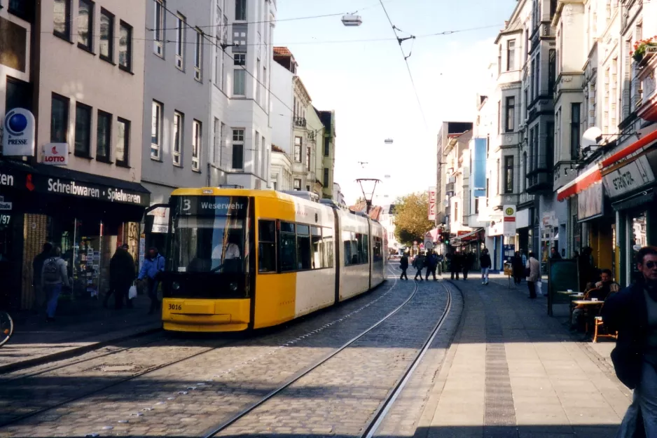 Bremen sporvognslinje 3 med lavgulvsledvogn 3016 ved Brunnenstraße (2003)