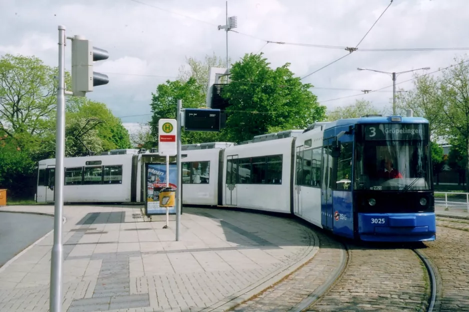 Bremen sporvognslinje 3 med lavgulvsledvogn 3025 ved Weserwehr (2005)