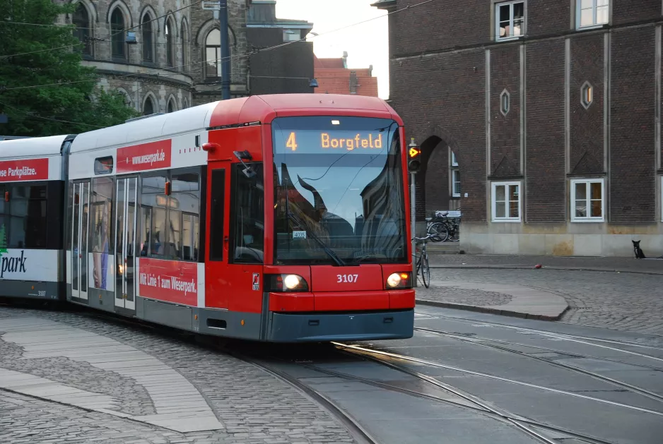 Bremen sporvognslinje 4 med lavgulvsledvogn 3107 nær Domsheide (2014)