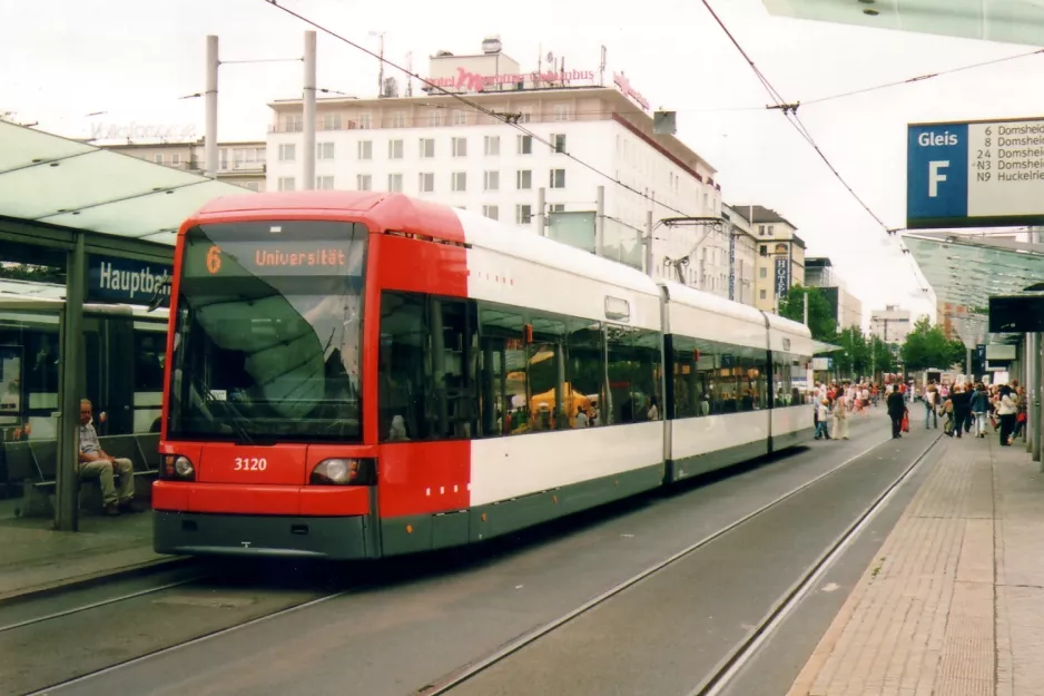 Bremen sporvognslinje 6 med lavgulvsledvogn 3120 ved Hauptbahnhof (2007)