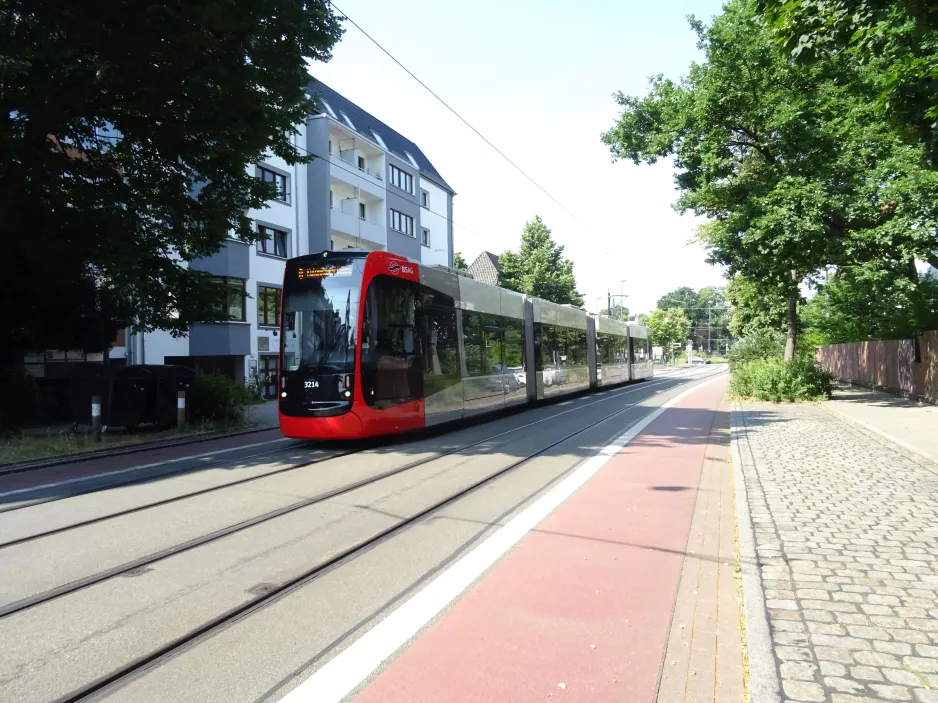 Bremen sporvognslinje 8 med lavgulvsledvogn 3214 nær Am Stern (2021)